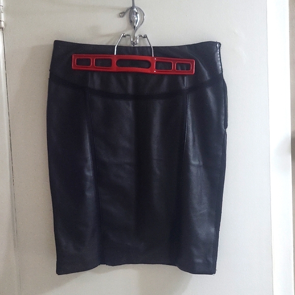 Good condition skirt in size 3 approx 5 or 6 in us sizing - Picture 1 of 6